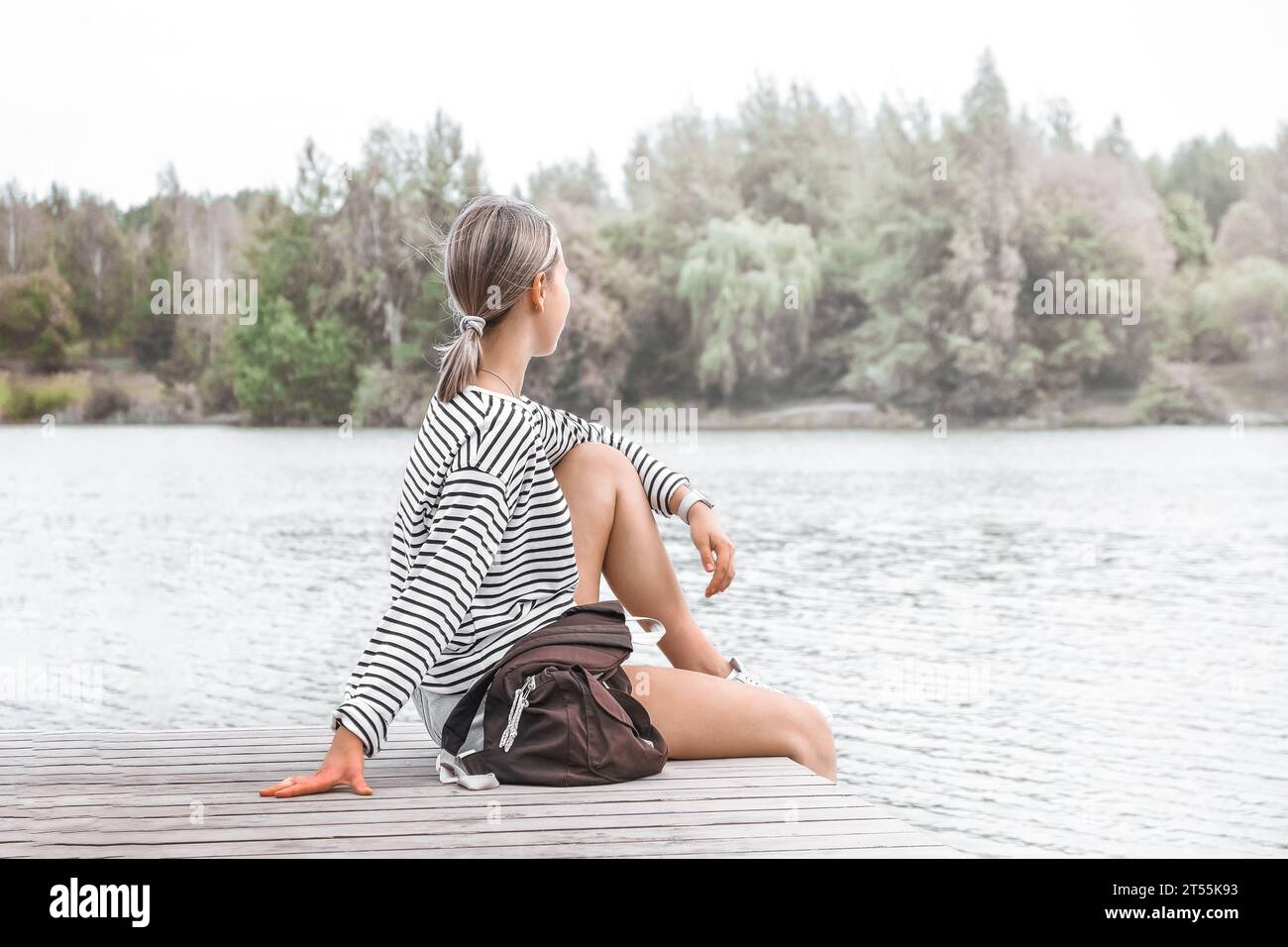 Viaggio.donna viaggia laghi selvaggi.salute mentale, eco-viaggio Foto Stock