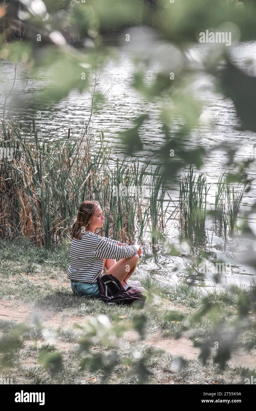 Viaggio.donna viaggia laghi selvaggi.salute mentale, eco-viaggio Foto Stock