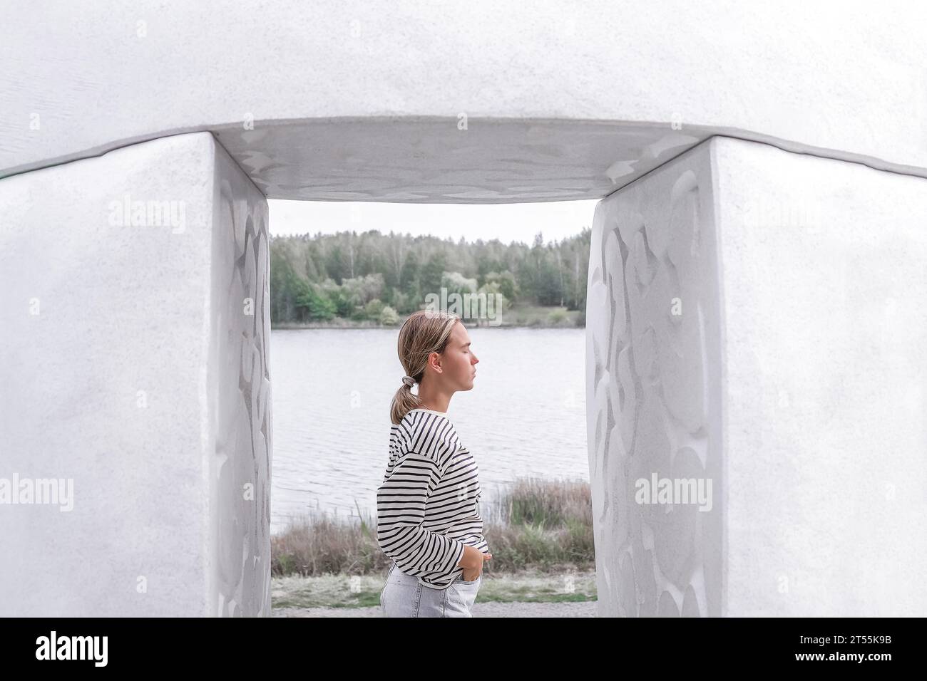 Viaggio.donna viaggia laghi selvaggi.salute mentale, eco-viaggio Foto Stock