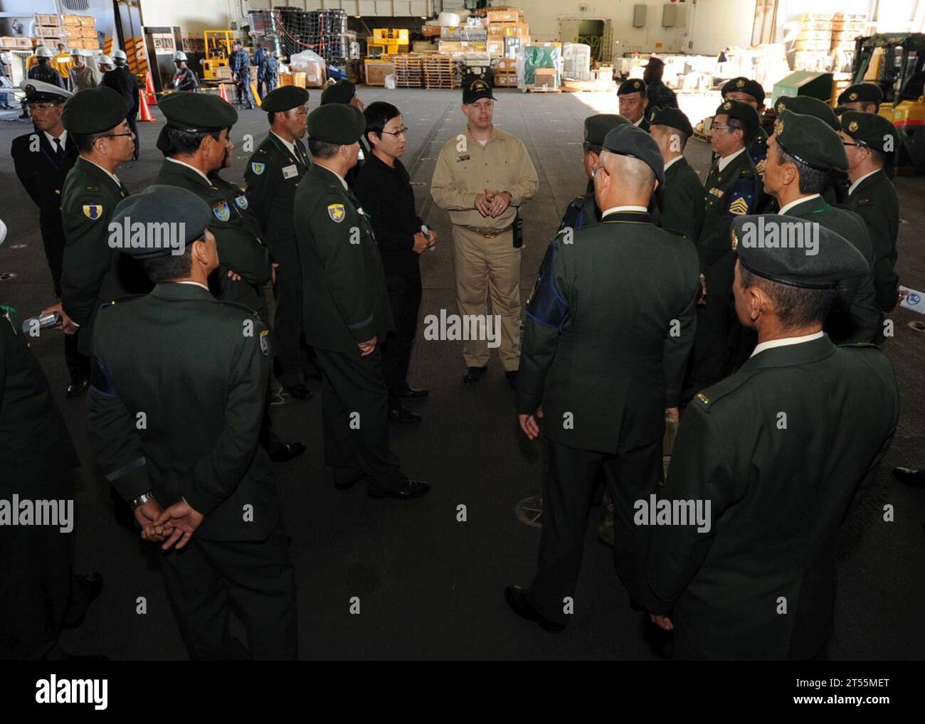 Japan Ground Self Defense Force (JGSDF), ponte di navigazione, Sailor, U.S. Navy, USS George Washington (CVN 73) Foto Stock