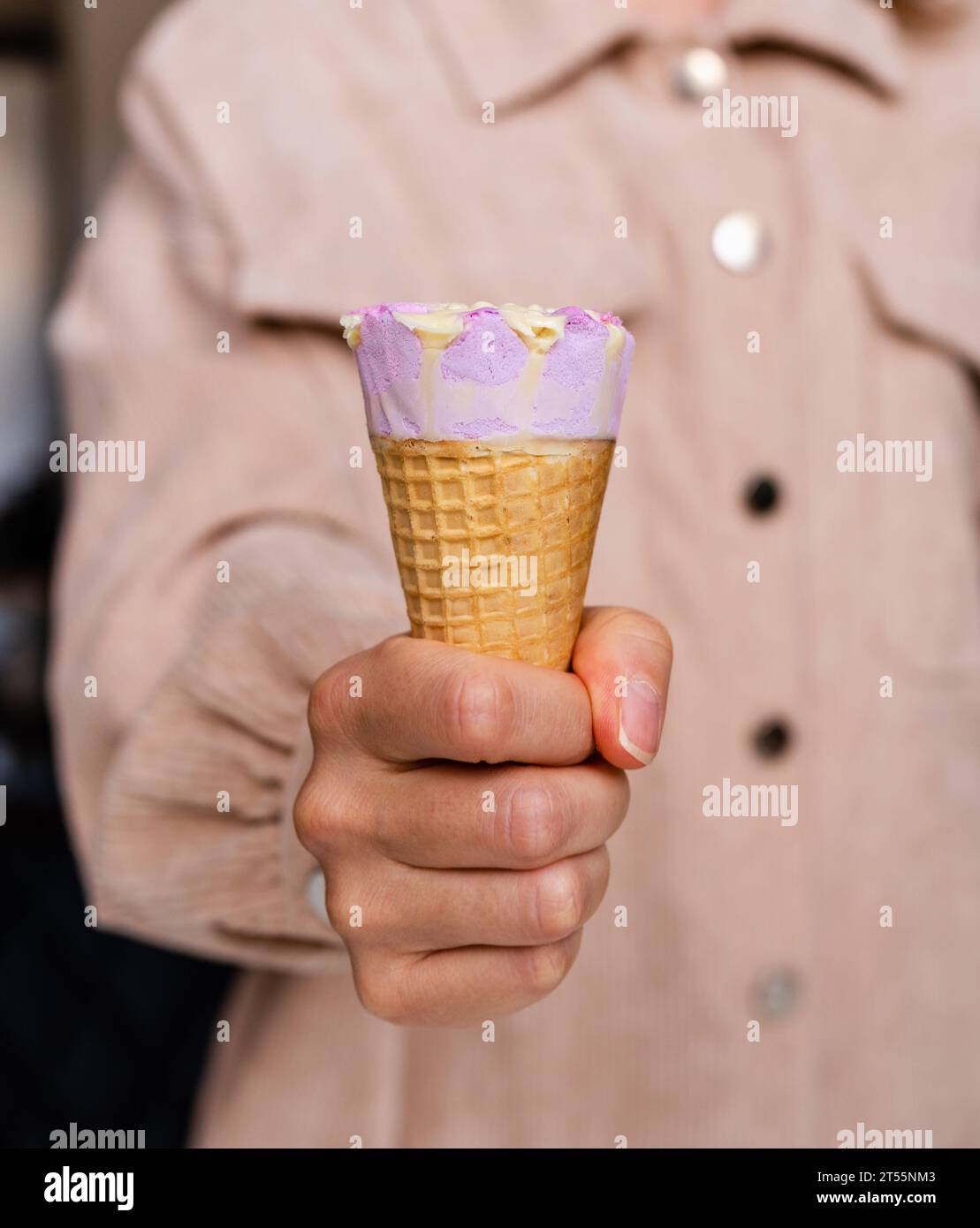 Cono gelato in foto ravvicinata a mano femminile. Foto Stock