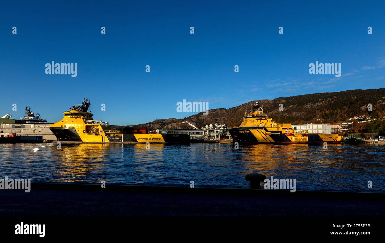 Le navi di rifornimento offshore classe ghiaccio Magne Viking e Coey Viking ormeggiavano nella banchina di Skoltegrunnskaien nel porto di Bergen, Norvegia. Foto Stock