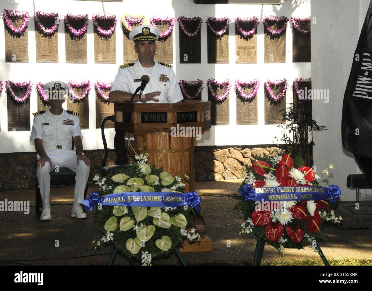 lei, Radford High School Junior Reserve, Sailor, U.S. Navy, U.S. Submarine Veterans, USS Parche Submarine Memorial Park Foto Stock