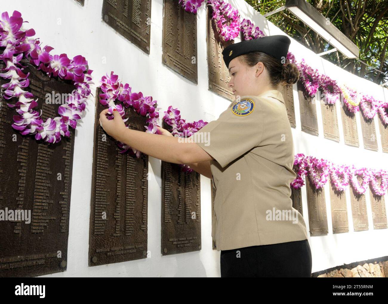 lei, Radford High School Junior Reserve, Sailor, U.S. Navy, U.S. Submarine Veterans, USS Parche Submarine Memorial Park Foto Stock