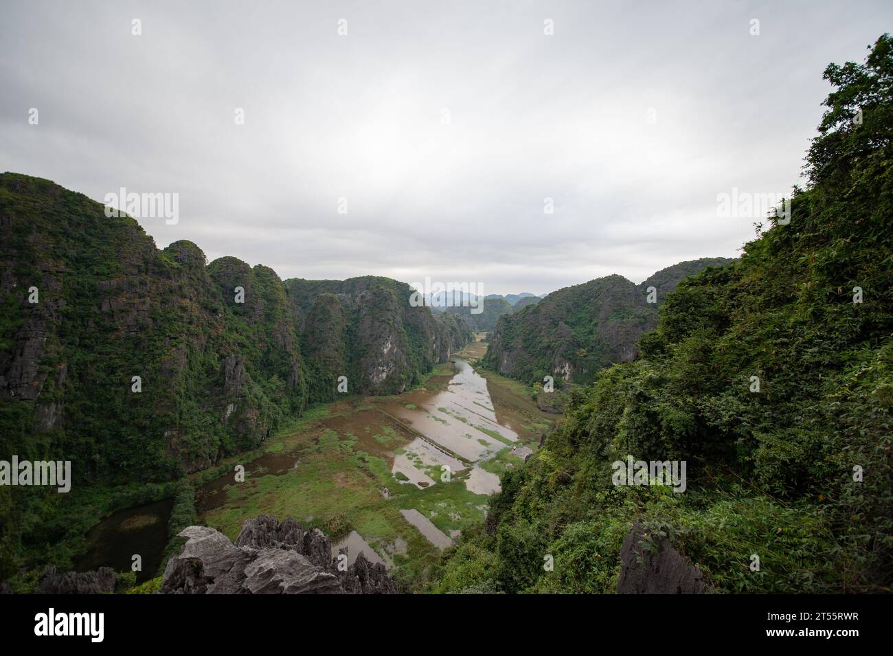 Splendido panorama del fiume NGO Dong e delle risaie sottostanti dalla montagna Ngoa Long a Ninh Binh, Vietnam. Foto Stock