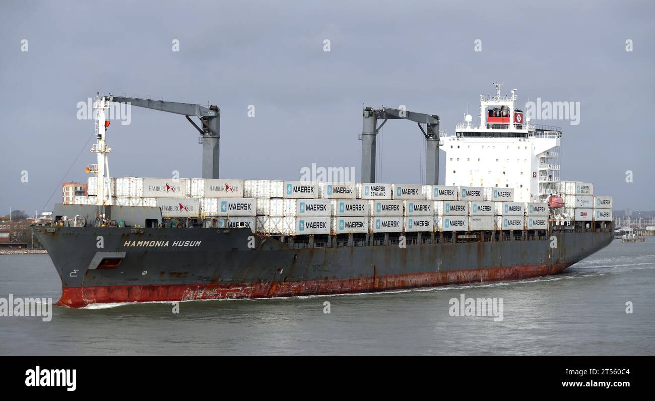 Foto del fascicolo datata 31/01/18 dei container Maersk a bordo della nave container Hammonia Husum, mentre lascia il porto di Portsmouth. Almeno 10.000 posti di lavoro sono stati eliminati in tutto il mondo presso il gigante mondiale del trasporto marittimo AP Moller Maersk, in mezzo a una contrazione della domanda di merci in container. Il gruppo danese ha rivelato che sta tagliando la sua forza lavoro da 110.000 a meno di 100.000 nel mese di gennaio, in quanto sembra tagliare i costi di 600 milioni di dollari (491 milioni di sterline) il prossimo anno. Data di emissione: Venerdì 3 novembre 2023. Foto Stock