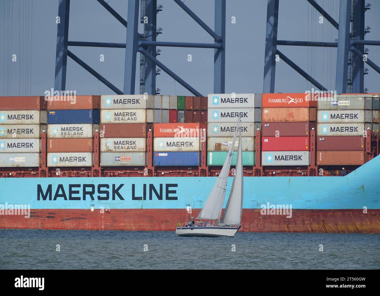 Foto del file datata 26/10/21 di uno yacht che naviga davanti alla nave portacontainer Vuoksi Maersk caricata al porto di Felixstowe, a Felixstowe, Suffolk, visto da Harwich, Essex. Almeno 10.000 posti di lavoro sono stati eliminati in tutto il mondo presso il gigante mondiale del trasporto marittimo AP Moller Maersk, in mezzo a una contrazione della domanda di merci in container. Il gruppo danese ha rivelato che sta tagliando la sua forza lavoro da 110.000 a meno di 100.000 nel mese di gennaio, in quanto sembra tagliare i costi di 600 milioni di dollari (491 milioni di sterline) il prossimo anno. Data di emissione: Venerdì 3 novembre 2023. Foto Stock