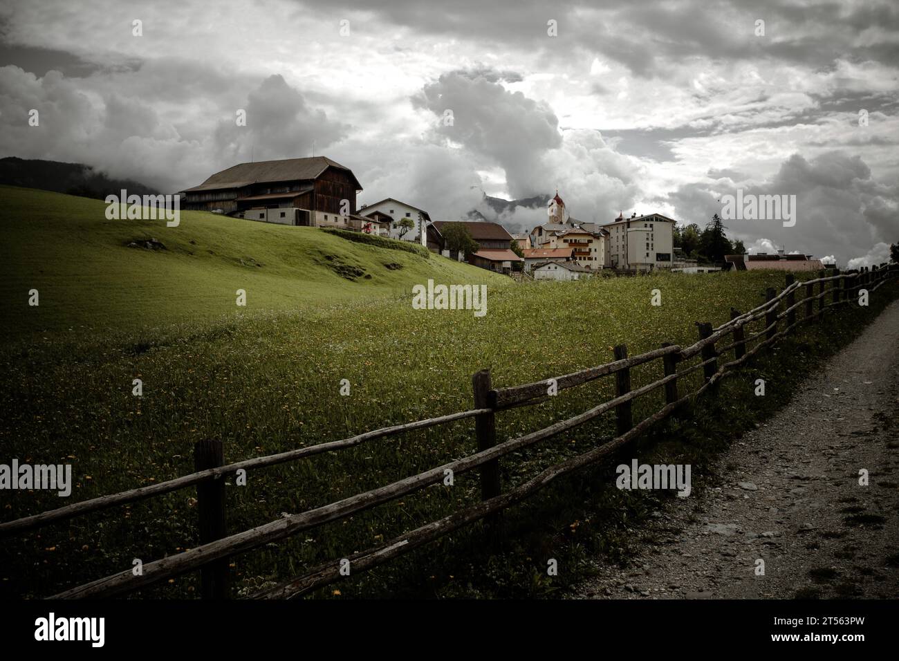 Vista da Laion, una piccola cittadina di montagna nelle Dolomiti Foto Stock
