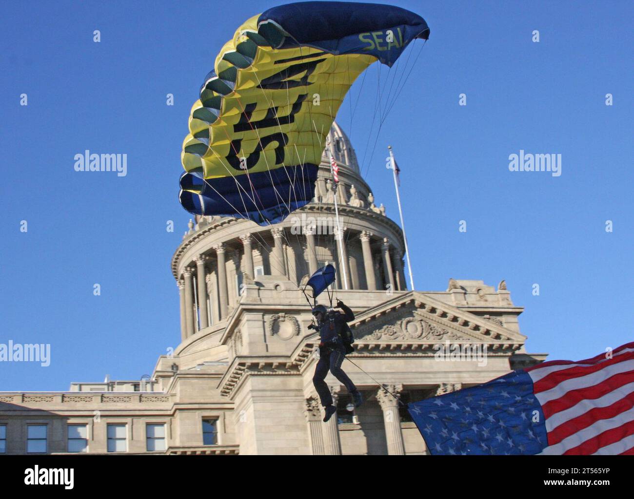 navco, marina, paracadute di fronte all'edificio del campidoglio dello Stato dell'Idaho durante la Boise Navy Week, le Leap Frogs, la Marina degli Stati Uniti, la squadra dimostrativa di paracadute della Marina degli Stati Uniti Foto Stock