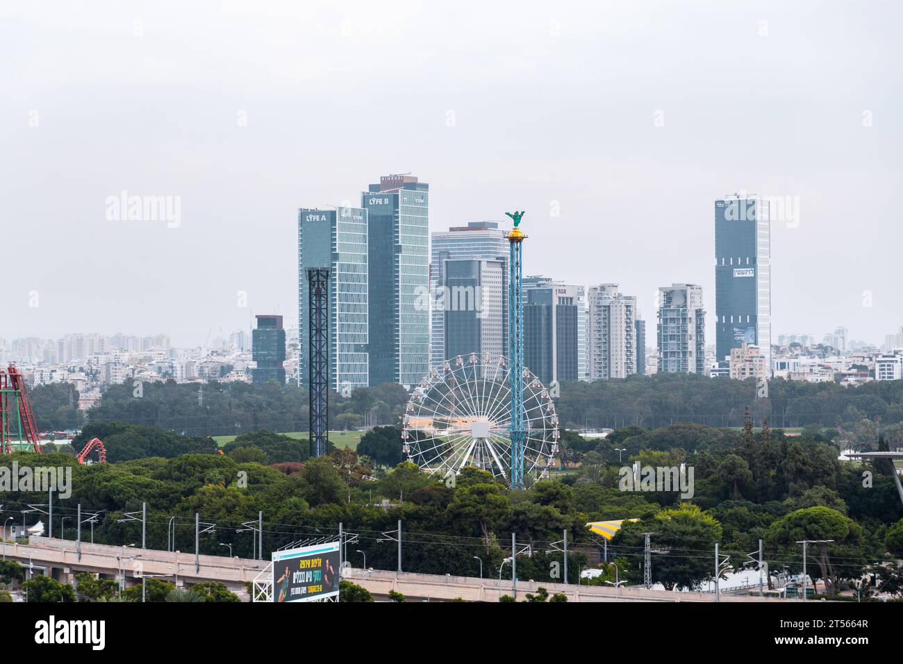 Bnei Brak, Israele - 27 ottobre 2023: Skyline di Bnei Brak con grattacieli moderni di recente costruzione nella città conservatrice Foto Stock