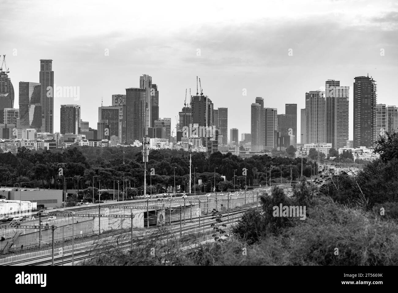Ramat Gan, Israele - 27 ottobre 2023: Moderni uffici e torri residenziali nel distretto finanziario di Ramat Gan, Israele. Foto Stock