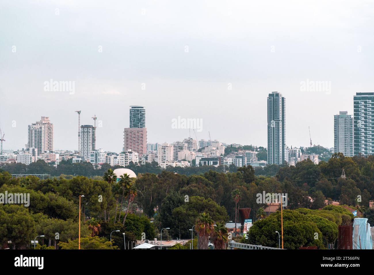 Bnei Brak, Israele - 27 ottobre 2023: Skyline di Bnei Brak con grattacieli moderni di recente costruzione nella città conservatrice Foto Stock