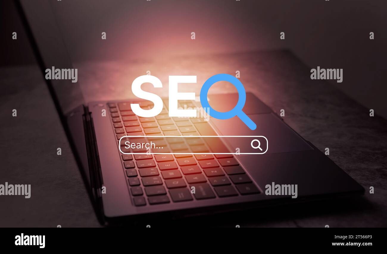 Foto da scrivania con laptop aperto e interfaccia di testo VR SEO. SEO Search Engine Optimization Concept. Classifica del traffico sul sito Web. Marketing digitale Foto Stock