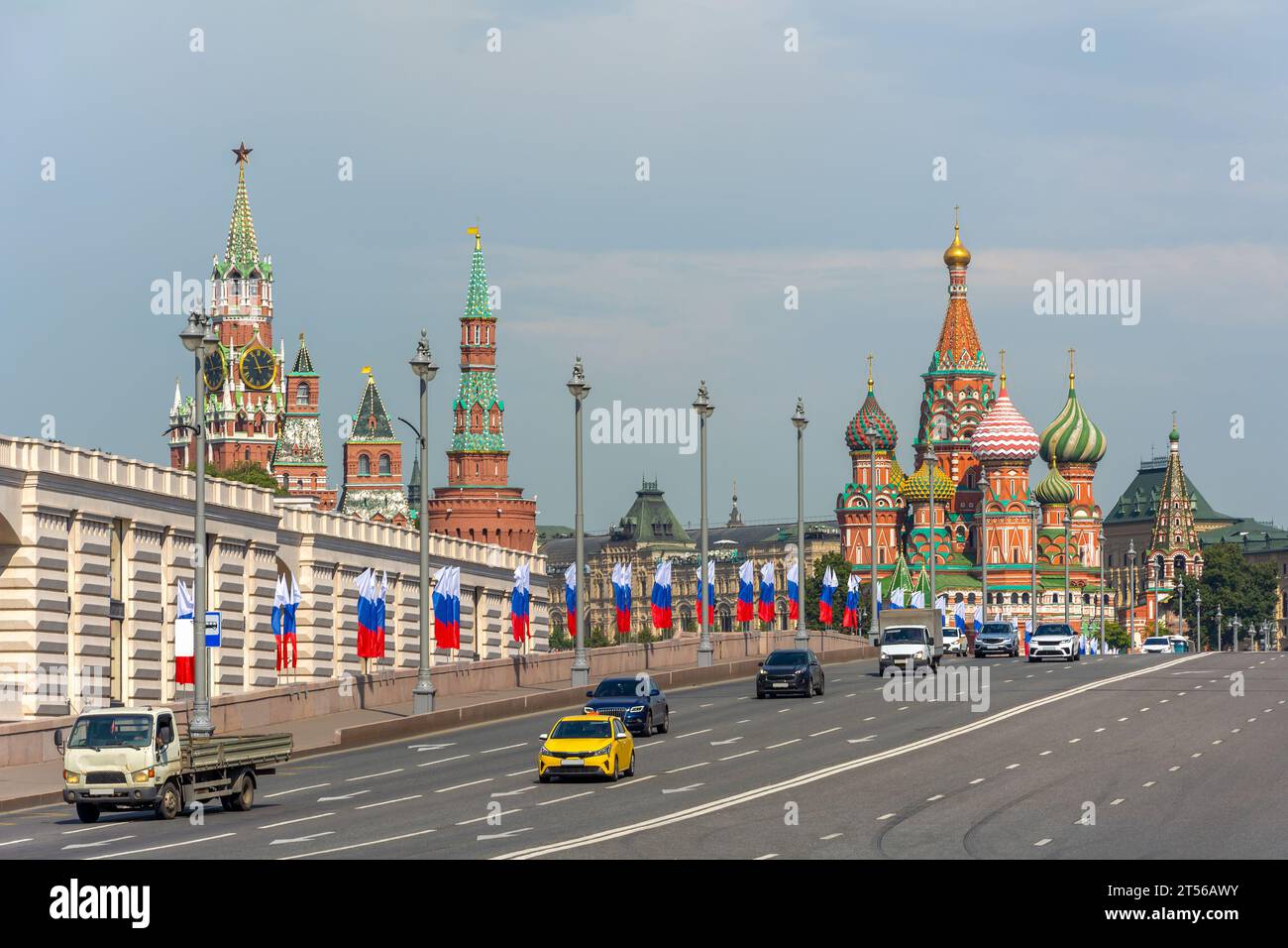 Mosca, vista dal ponte Bolshoy Moskvoretsky al Cremlino e a St Cattedrale di Basilio Foto Stock