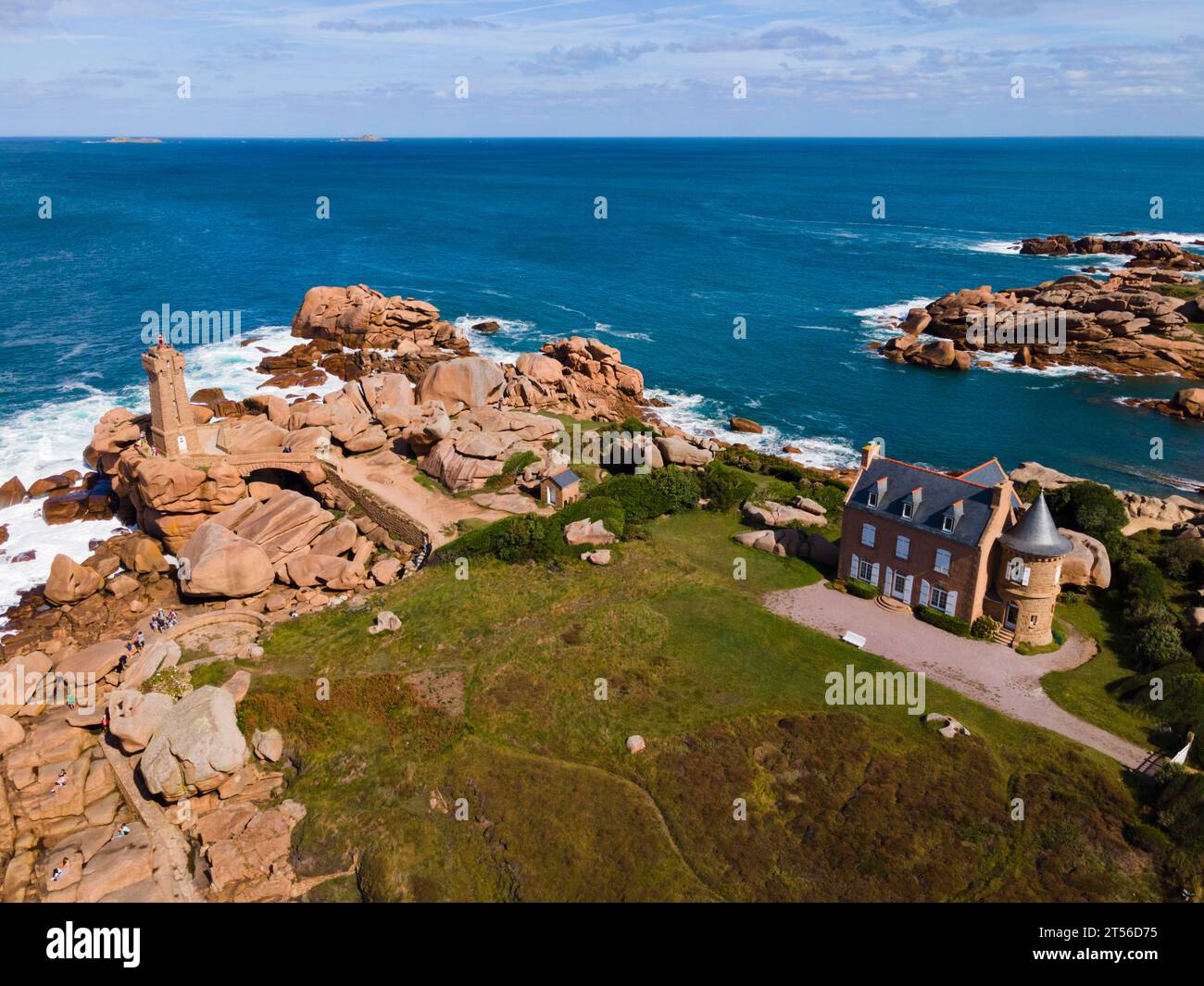 Vista aerea, faro, Phare de Men Ruz e Maison Gustave Eiffel, Ploumanac, Ploumanach, Pointe de Squewel, Perros-Guirec, costa di granito rosa Foto Stock