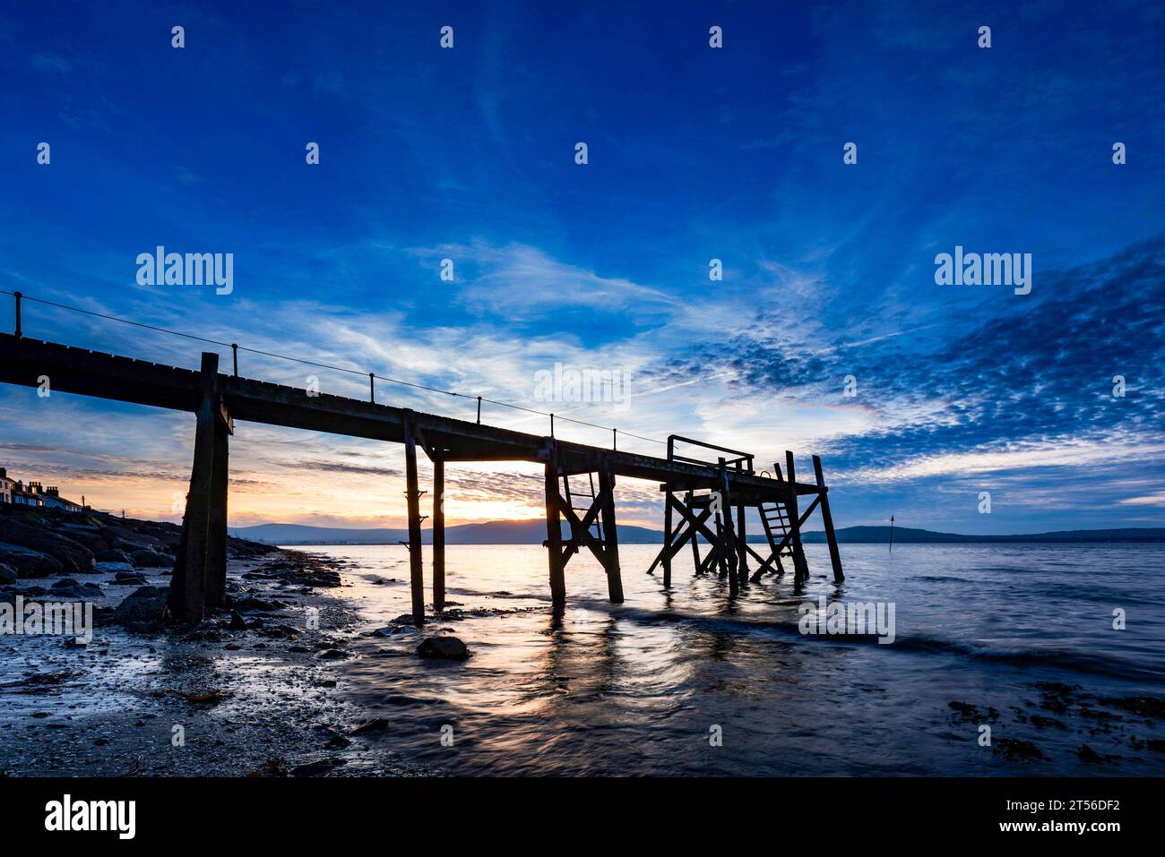 Tramonto presso il molo per le immersioni a Holywood, Belfast Lough, County Down, Irlanda del Nord Foto Stock