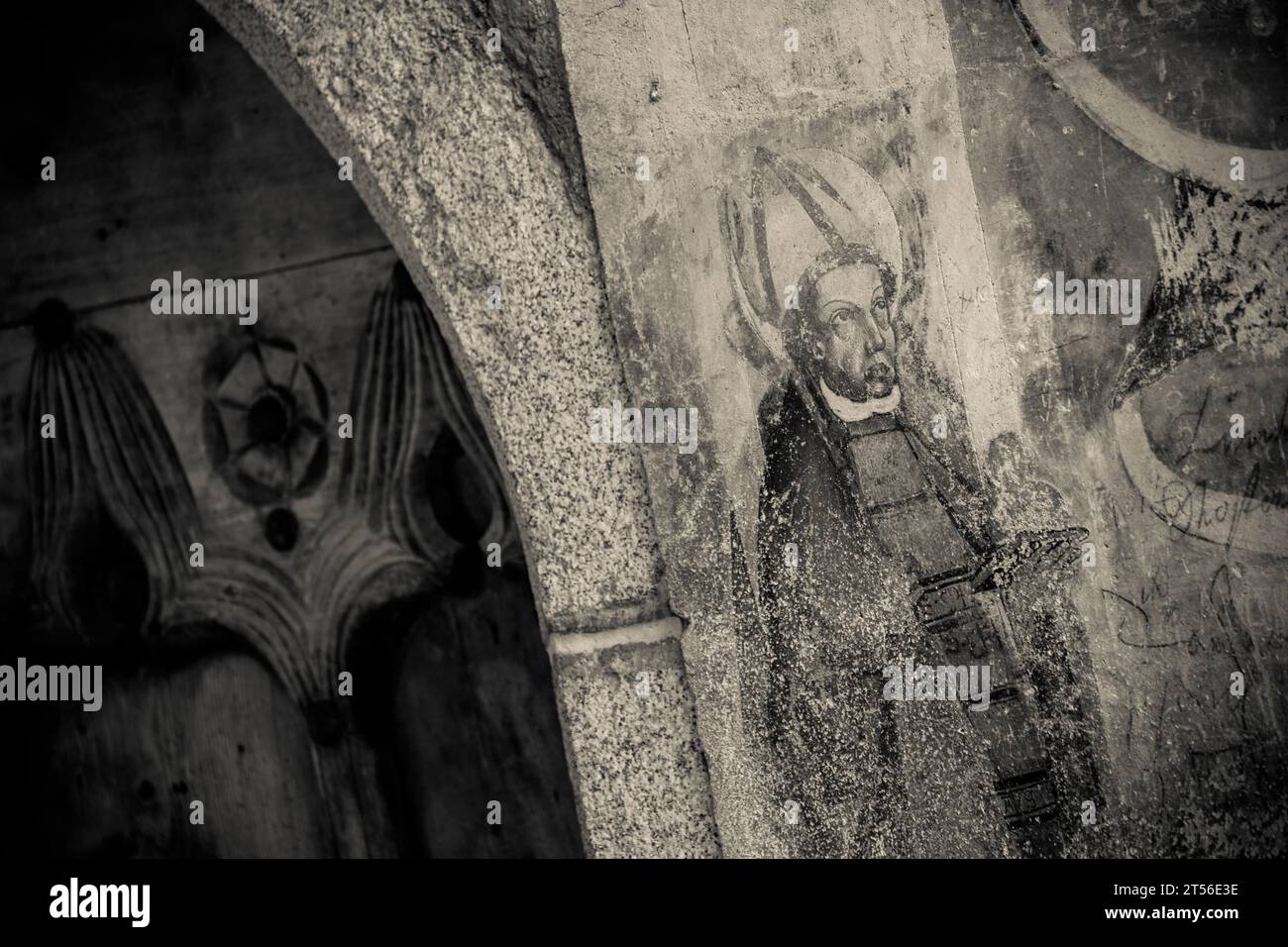 ALBIONS, ITALIA - 02 SETTEMBRE 2020: Un dipinto (affresco) sulla parete esterna della chiesa. La chiesa è dedicata a San Nicolò Foto Stock