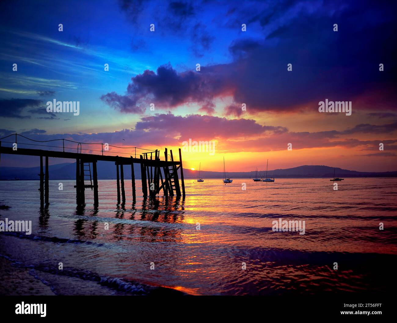 Tramonto presso il molo per le immersioni a Holywood, Belfast Lough, County Down, Irlanda del Nord Foto Stock