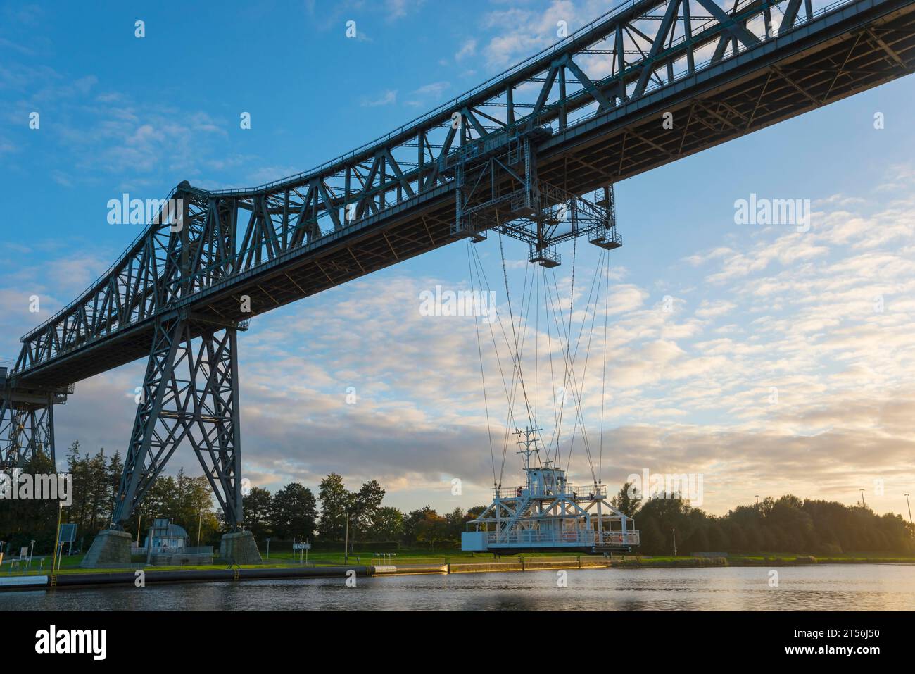 Traghetto sospeso, alto ponte ferroviario di Rendsburg sul canale Kiel, Rendsburg, Schleswig-Holstein, Germania Foto Stock