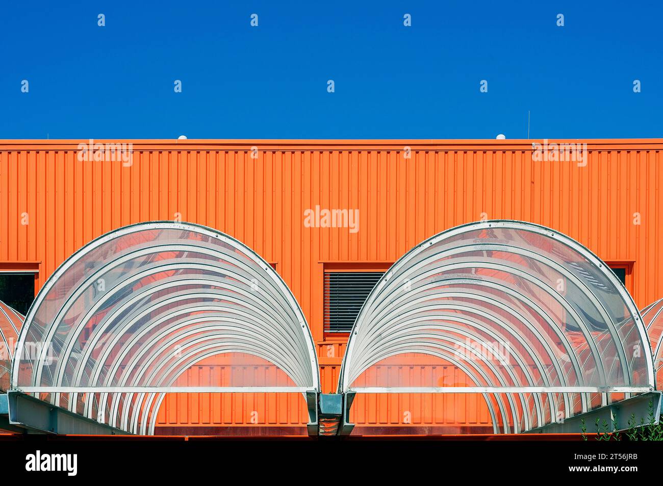 Facciata arancione e tetto in vetro acrilico, mercato all'ingrosso, Allgaeu, Baviera, Germania Foto Stock