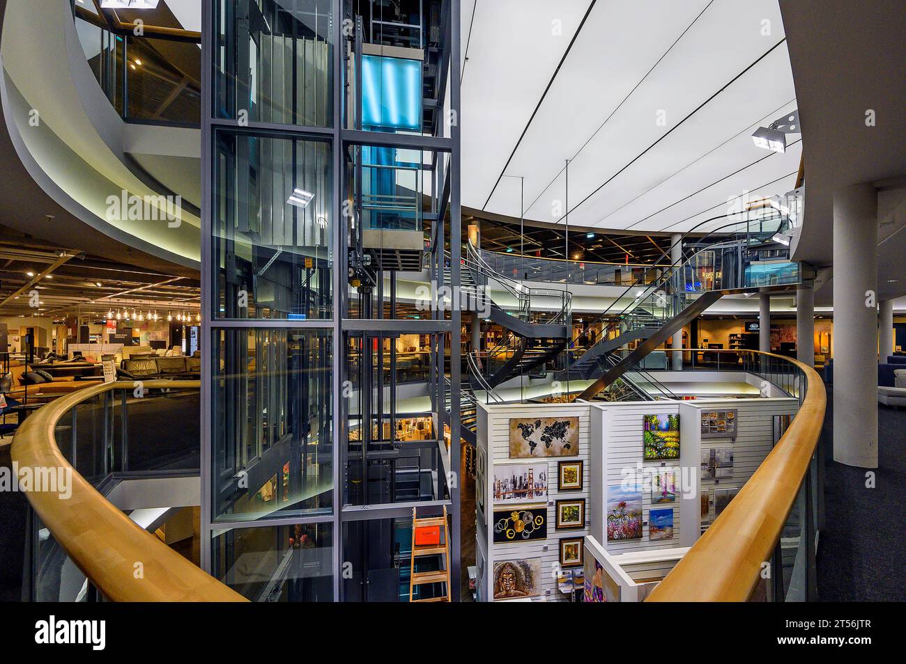 Ascensore e scale in un moderno negozio di mobili, Baviera, Germania Foto Stock