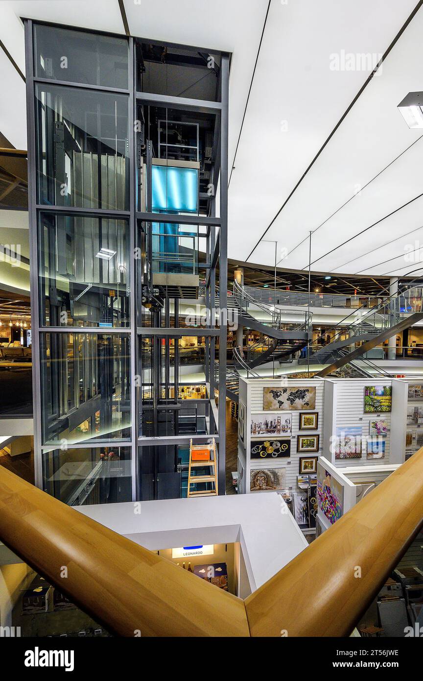 Ascensore e scale in un moderno negozio di mobili, Baviera, Germania Foto Stock