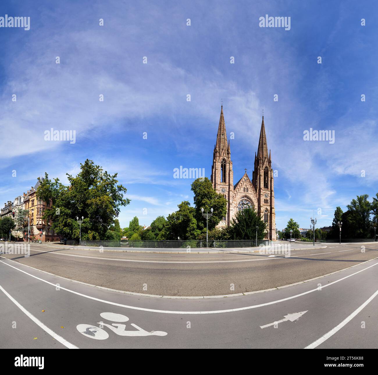 Avenue de la Liberte e Chiesa di San Paolo a Strasburgo, Bas-Rhin, regione Grand-Est, Francia Foto Stock