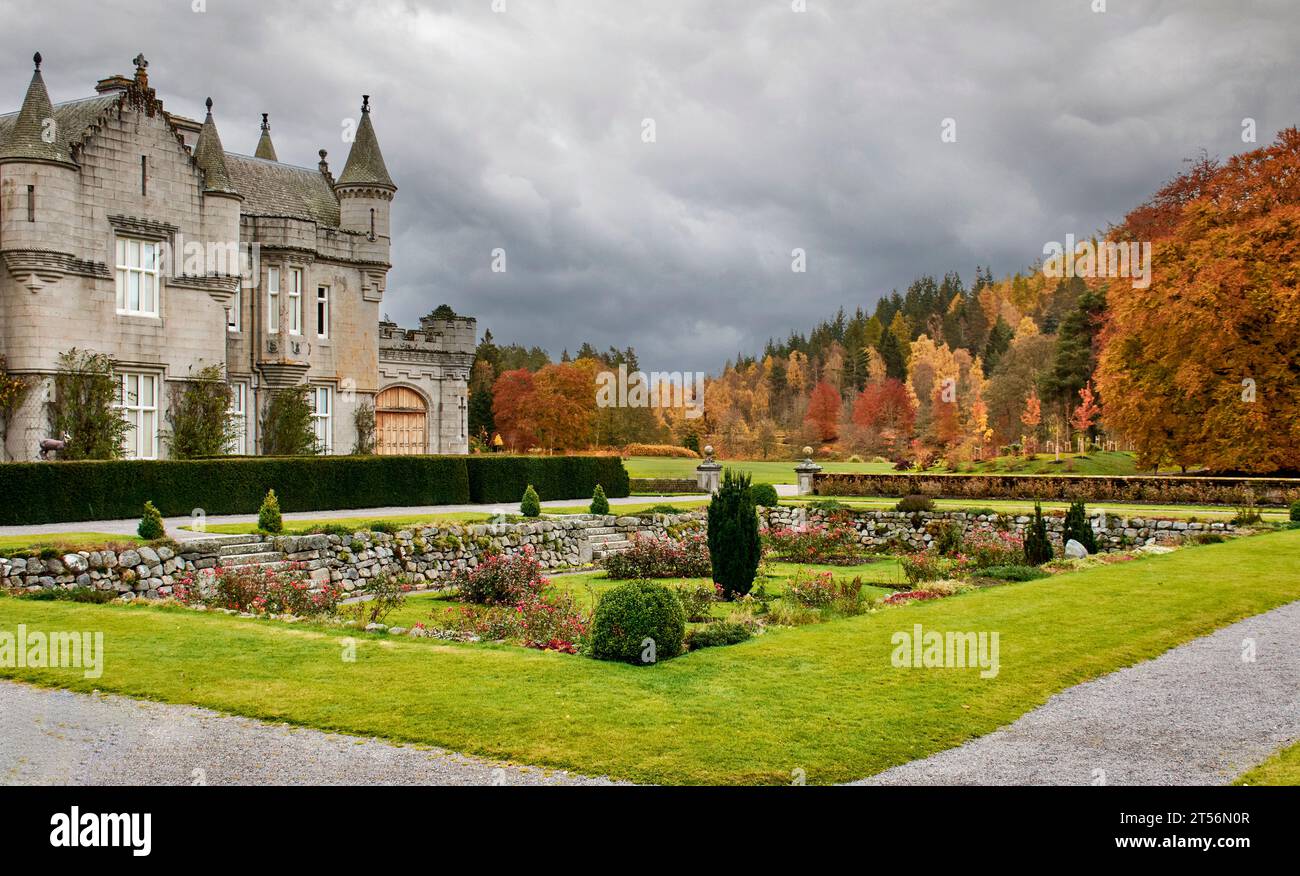 Balmoral Estates Crathie Scozia Castello di Balmoral il roseto sommerso e alberi colorati e foglie in autunno Foto Stock
