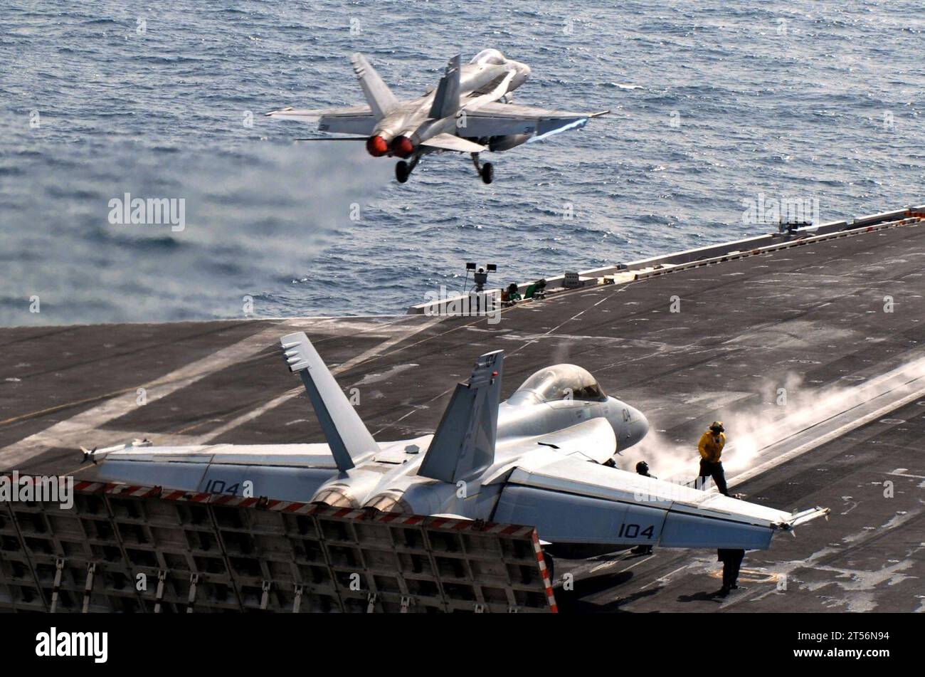 Aircraft, Black Knights, Blue Diamond, CVW 7, Eisenhower Carrier Strike Group and Carrier Air Wing (CVW) 7, F/A-18 Super Hornet, John C. Stennis Carrier Strike Group and Carrier Air Wing (CVW) 9, MSO, Nimitz-Class Aircraft carrier USS John C. Stennis (CVN 74), Persian Gulf, Ship, vfa 146, vfa 154 Foto Stock