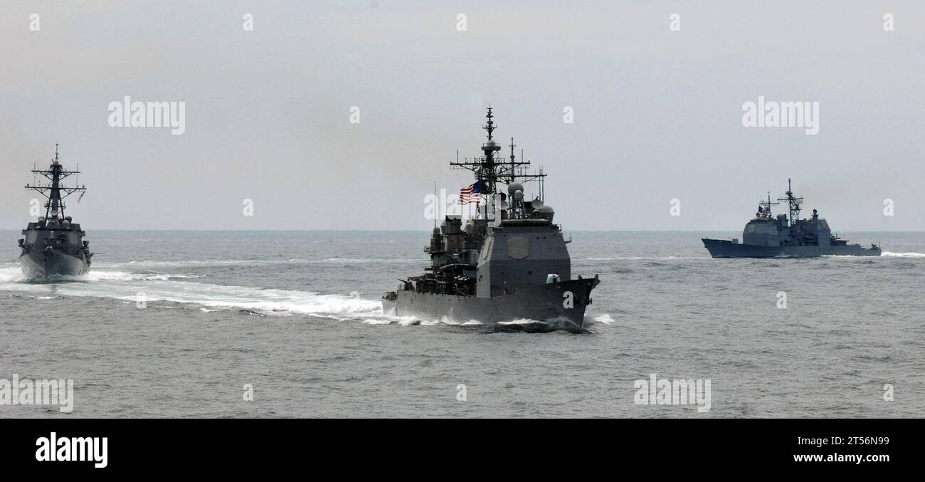 Cacciatorpediniere di missili guidati classe Arleigh Burke USS Oscar Austin (DDG 79), oceano atlantico, F/A-18F Super Hornet da Strike Fighter Squadron (VFA) 11, portaerei classe Nimitz USS Harry S. Truman (CVN 75), Tailored Ship's Training Availability (TSTA), incrociatore missilistico guidato classe Ticonderoga USS Hue City (CG 66), missili guidati classe Ticonderoga Jaciser USS 56 (USS JacCG) bomba da addestramento Foto Stock