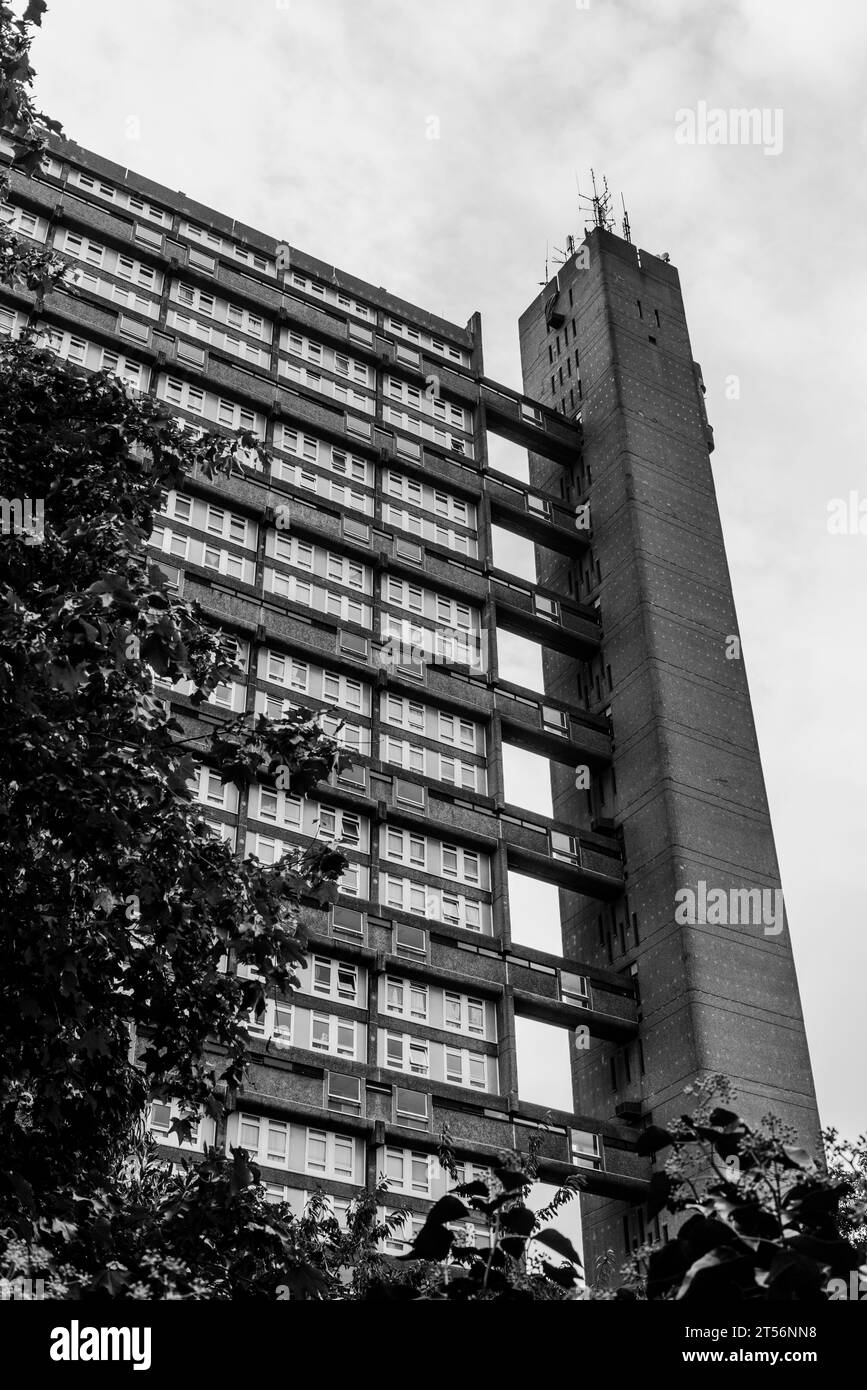 Trellick Tower, un blocco torre classificato di grado II* a North Kensington. Inaugurato nel 1972 e progettato in stile brutalista dall'architetto Ernő Goldfinger, L. Foto Stock