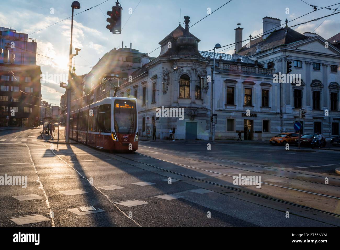 Tram nella Ringstrasse, il grande viale circolare della circonvallazione di Vienna che funge da tangenziale intorno allo storico quartiere Innere Stadt di Vienna, Foto Stock