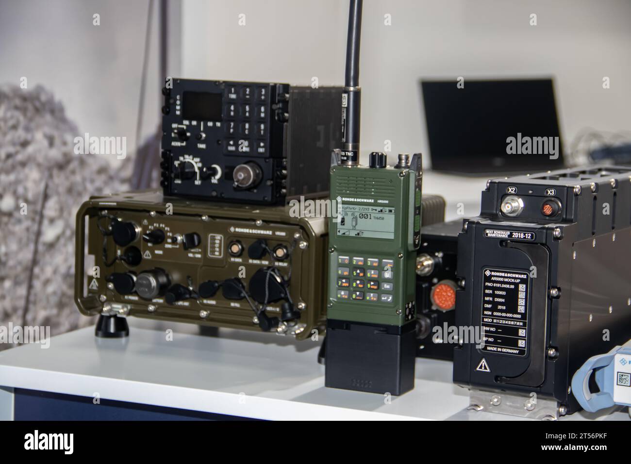 Apparecchiature radio militari, stazioni radio HF e VHF, esposte alla mostra militare a Belgrado, Serbia Foto Stock