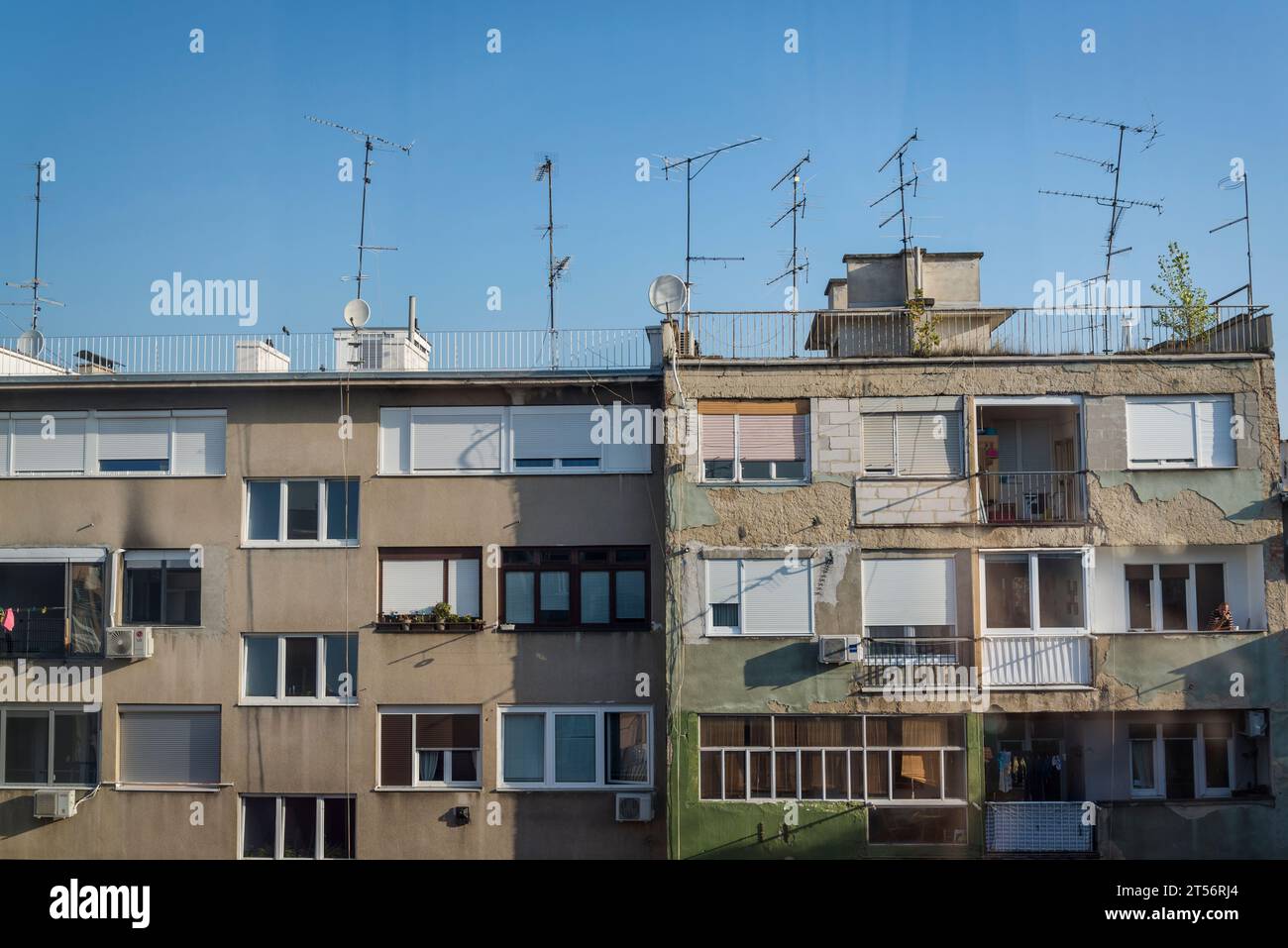1950 anni blocco di appartamenti con antenne tv sul tetto, Zagabria, Croazia Foto Stock