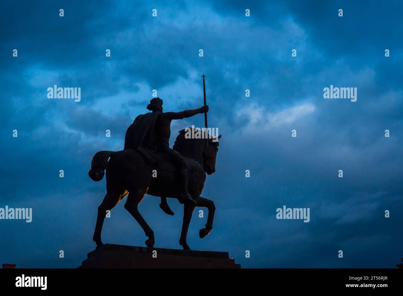 Statua del re Tomislav contro il cielo oscuro e lunatico nella piazza del re Tomislav, Zagabria, Croazia Foto Stock