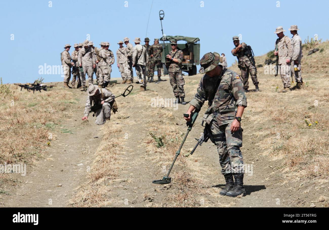 2nd Battalion, 2nd Marine Regiment, 3rd Mechanized Landing Battalion, 22nd Marine Expeditionary Unit, 22nd MEU, Battalion Landing Team, Counter Improvised Explosive Device training, Foreign Military, improvvisato ordigno esplosivo, ingegneri marini, marina, Spagna, spagnolo, spagnolo esercitazione bilaterale anfibia spagnola, U.S. Marines, U.S. Navy, USMC, Weapons Company Foto Stock