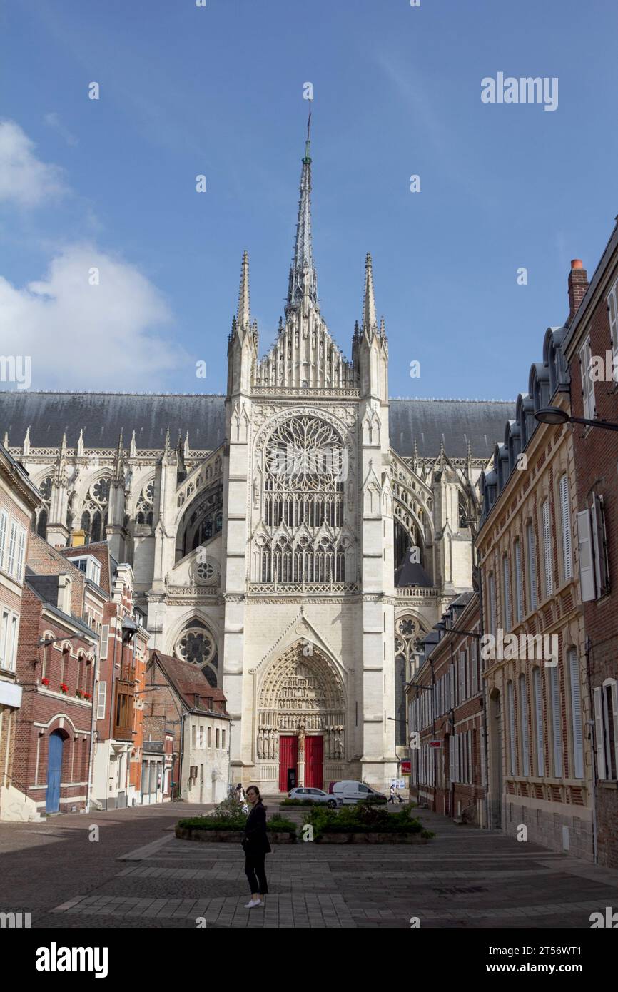 Amiens, Francia: La facciata sud del transetto della cattedrale di Notre Dame d'Amiens vista dalla via Robert de Luzarches. Foto Stock