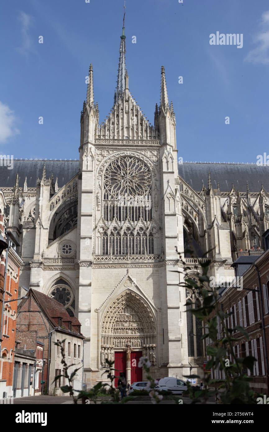 Amiens, Francia: La facciata sud del transetto della cattedrale di Notre Dame d'Amiens vista dalla via Robert de Luzarches. Foto Stock