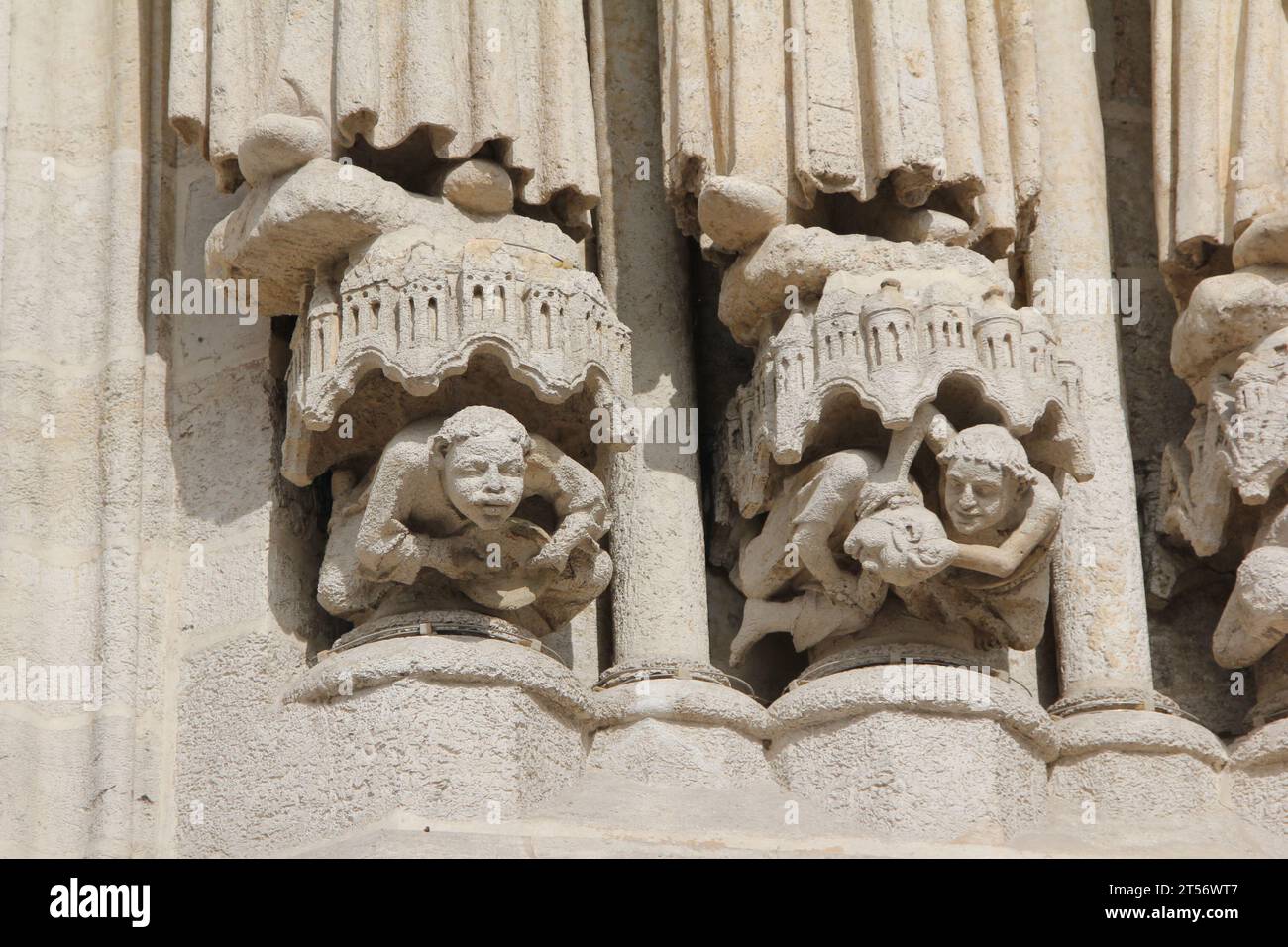 Amiens, Francia: Dettaglio delle marmotte sotto i giamboli del portale della Vergine d'Oro sulla facciata sud della cattedrale di Notre Dame d'Amiens. Foto Stock