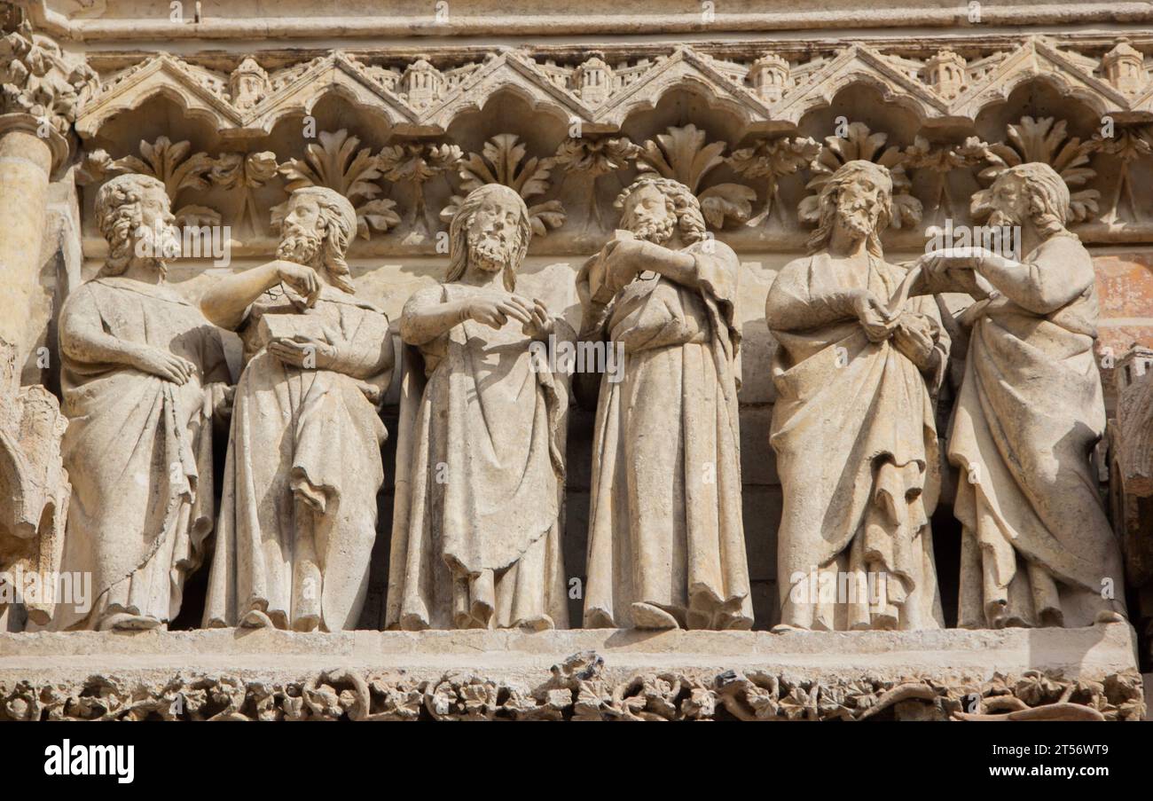 Amiens, Francia: Dettaglio di sei dei dodici Apostoli che decorano l'architrave sul portale della facciata sud della cattedrale di Notre Dame d'Amiens. Foto Stock