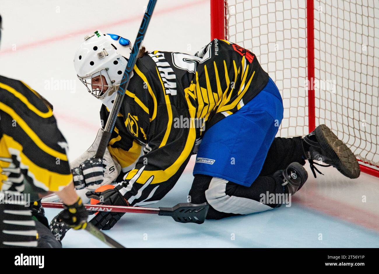 Losanna, Vaud, Svizzera. 3 novembre 2023. Losanna Svizzera, 11/03/2023: Andrea Martenelli (gol) del Pochia-Â«Â 89-Ursula BroomballÂ Â» squadra #20 è in azione durante il Campionato europeo di broomball . Il Campionato europeo di broomball 2023 si è svolto presso la Vaudoise Arena di Losanna. (Immagine di credito: © Eric Dubost/ZUMA Press Wire/Alamy Live News) SOLO USO EDITORIALE! Non per USO commerciale! Foto Stock