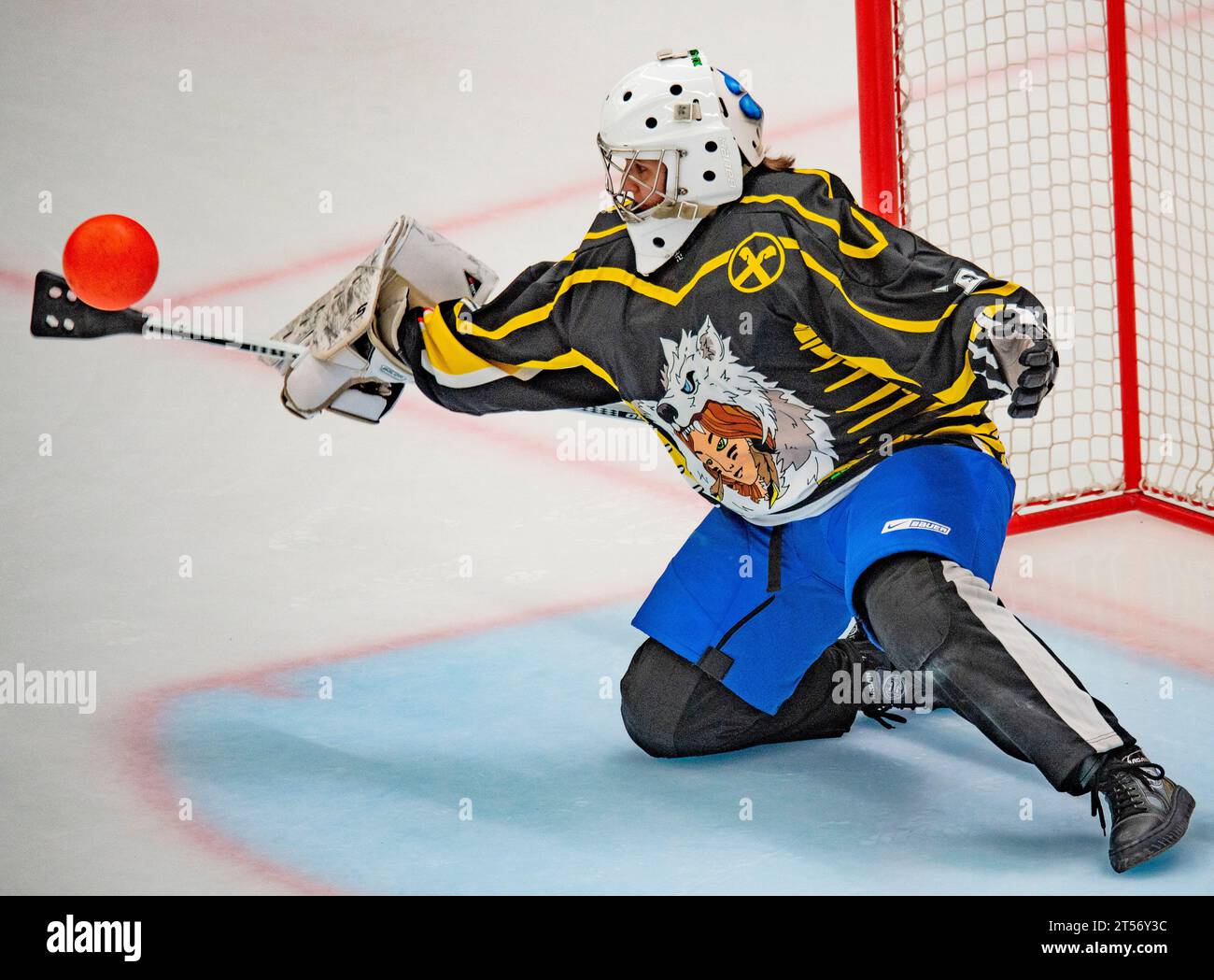 Losanna, Vaud, Svizzera. 3 novembre 2023. Losanna Svizzera, 11/03/2023: Andrea Martenelli (gol) del Pochia-Â«Â 89-Ursula BroomballÂ Â» squadra #20 è in azione durante il Campionato europeo di broomball . Il Campionato europeo di broomball 2023 si è svolto presso la Vaudoise Arena di Losanna. (Immagine di credito: © Eric Dubost/ZUMA Press Wire) SOLO USO EDITORIALE! Non per USO commerciale! Foto Stock