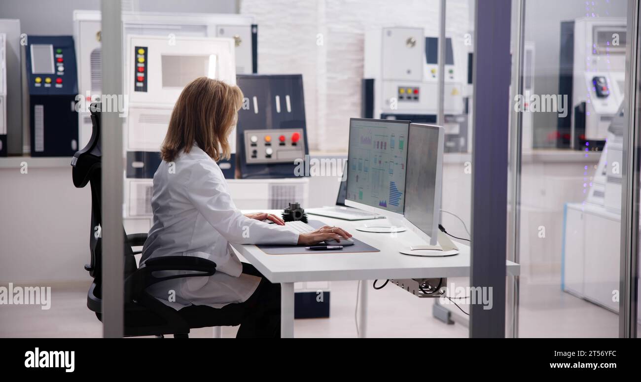 Ingegnere nel settore medicale utilizzando i tablet in fabbrica Foto Stock