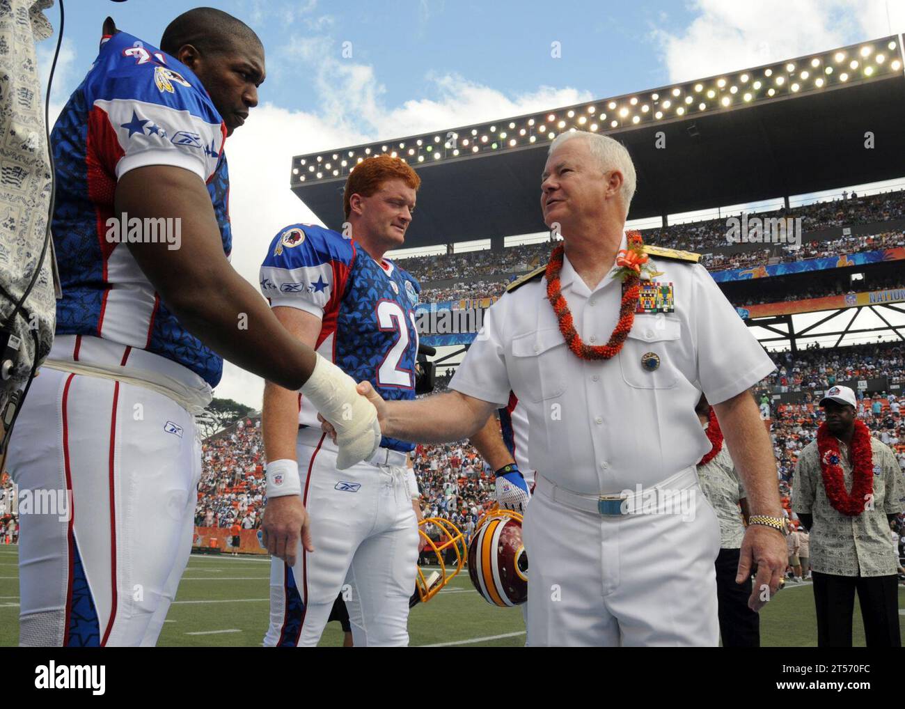 Timothy J. Keating, comandante dello U.S. Pacific Command, stringe la mano con l'offensive tackle dei Washington Redskins Chris Samuels, prima del lancio della moneta della partita per il Pro Bowl del 2008 ad Aloha Stadium.jpg Foto Stock