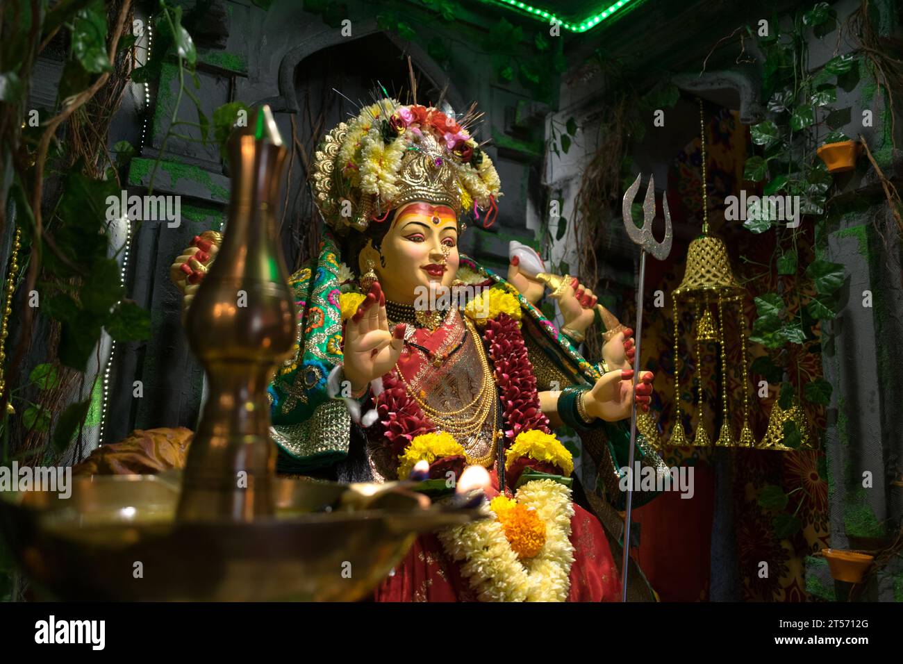 Un bellissimo idolo di Maa Durga adorato in un pandalo durante Navratri a Mumbai, India Foto Stock