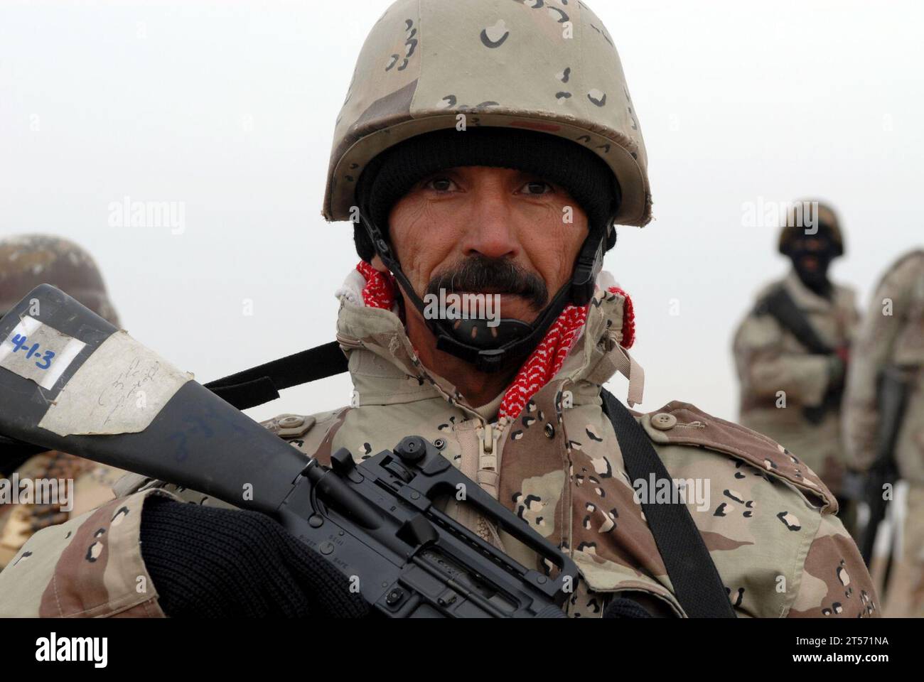 US Navy un soldato dell'esercito iracheno durante l'operazione NANNO II nella sezione meridionale di Baghdad. Soldati dell'esercito degli Stati Uniti della Charlie Company, 2nd Battalion, 502 Infantry Regiment, 101st Airborne Division.jpg Foto Stock