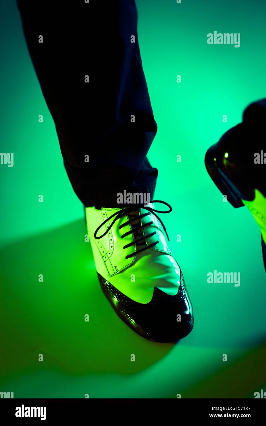 Ballerino maschile con scarpe da ballo jazz latino con sfondo di colore semplice Foto Stock