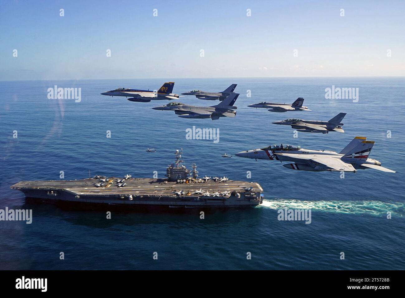 america, siate pronti, CHINFO, commercio, difendete la libertà, implementato, dissuadere l'aggressione, veloce, flessibile, libertà, heritage, Liberty, militare, marina, servizio di contenuti multimediali della marina, NMCS, in guardia, operare in avanti, preservare la pace, Protect, marinai, corsie di mare, Tradition, U.S. Navy, stati uniti, combattenti di guerra, combattimenti di guerra, combattimenti di guerra per primi, in tutto il mondo Foto Stock