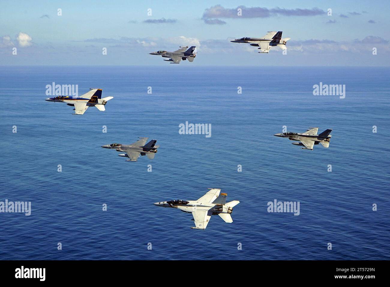 america, siate pronti, CHINFO, commercio, difendete la libertà, implementato, dissuadere l'aggressione, veloce, flessibile, libertà, heritage, Liberty, militare, marina, servizio di contenuti multimediali della marina, NMCS, in guardia, operare in avanti, preservare la pace, Protect, marinai, corsie di mare, Tradition, U.S. Navy, stati uniti, combattenti di guerra, combattimenti di guerra, combattimenti di guerra per primi, in tutto il mondo Foto Stock