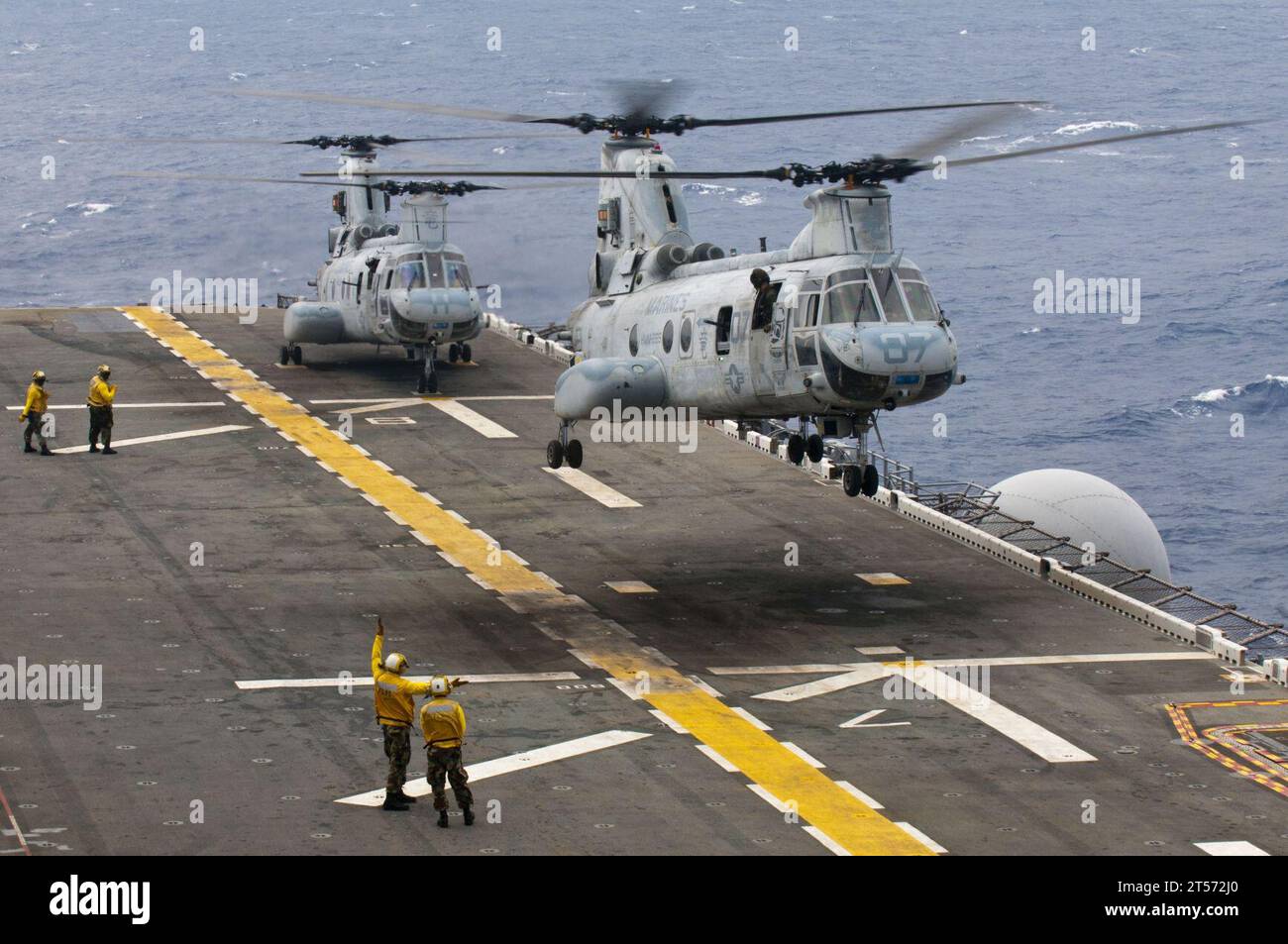 Gli elicotteri US Navy CH-46E Sea Knight assegnati al Marine Medium Helicopter Squadron (HMM) 265 decollano dalla Forward deployed.jpg Foto Stock